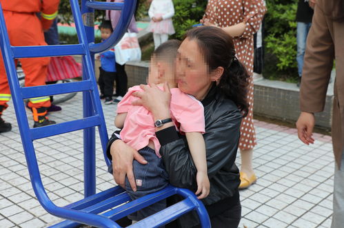 湖北恩施 3岁男童脚卡小区健身器材 消防到场30秒急速救援